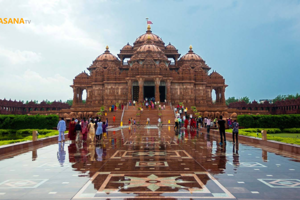 मंदिर की सुंदरता मोह लेती है भक्तों का मन। लगभग 5 साल का समय लगा था स्वामीनारायण के इस अद्भुत मंदिर को बनाने में। अक्षरधाम मंदिर