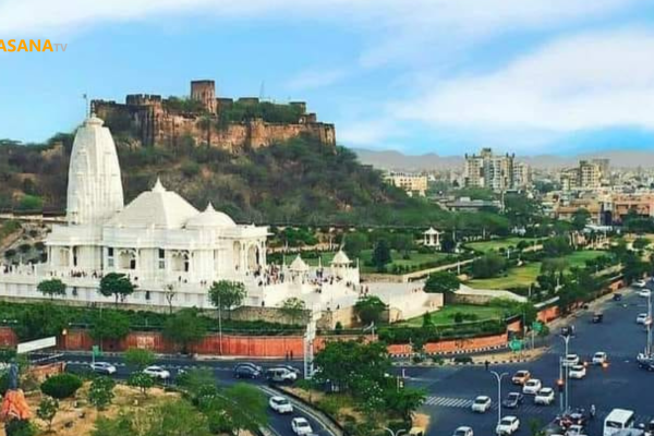 कला का एक शानदार नमूना है भगवान विष्णु और लक्ष्मी जी का यह अद्भुत मंदिर। सफेद संगमरमर का बना है यह पूरा मंदिर। बिड़ला मंदिर